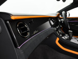 ベントレーは全てオーダーでの発注となっておりますので同じ車種でもステッチやベニヤ部分でまったく違う表情を感じることができます。