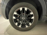 20560R16タイヤに専用アルミホイールを装備しております。アルミホイールは傷も無く綺麗です。