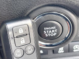 【キーレススタートシステム】カバンやポケットに入れたままでもドアの施錠・解錠が可能なスマートキーを装備。エンジンのオン・オフ時もカギを取り出す必要が無いからとっても便利です♪