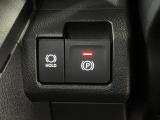 【電動パーキングブレーキ+オートブレーキホールド機能】 指先だけで簡単に操作が可能なパーキングブレーキ、スイッチを押すとブレーキペダルから足を離してもブレーキを保持できるオートブレーキホールド搭載。