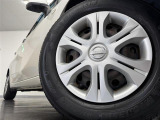 【純正ホイールキャップ】装備しております。クルマのオシャレは足もとから!外観にマッチしたデザインでビジュアルバッチリです。