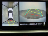 パノラミックビューモニター付きです。車両を上から見たような映像をディスプレイオーディオ画面に表示。運転席からの目視だけでは見にくい、車両周辺の状況をリアルタイムでしっかり確認できます。