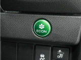 ◆ECONスイッチ(ECONモード)◆エンジンやエアコンといった、クルマ全体の動きを燃費優先で自動制御するECONモード。空調など快適性を優先したいときは、スイッチを押してOFFにできます。