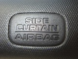サイドカーテンエアバックシステムは、側面衝突時に大人から子供までさまざまな体格の乗員の頭部や頚部を広範囲で保護。特にセンターピラーへの頭部衝突を防ぐ展開性能を実現しています。