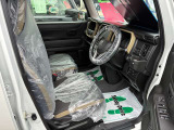 運転席はこちらです。プライベートな車内なのでリラックスできる空間を。