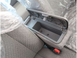 運転席と助手席の間には小物入れが付いてます