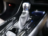 CVT(無段変速)のオートマチックです。フロアシフトがとても使い易いです。また高燃費に貢献するのもこのオートマチックです(*^_^*)