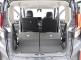 後席シートをアレンジしますと、広い荷台ができあがります。大きな荷物も。