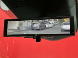 インテリジェント ルームミラーは、車両後方のカメラ映像をミラー面に映し出すので、車内の状況や、天候などに影響されず、いつでもクリアな後方視界が得られます