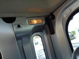 運転席はこちらです。プライベートな車内なのでリラックスできる空間を。