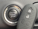 【キーレススタートシステム】カバンやポケットに入れたままでもドアの施錠・解錠が可能なスマートキーを装備。エンジンのオン・オフ時もカギを取り出す必要が無いからとっても便利です♪