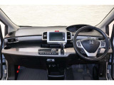 操作性に優れた運転席となります!小物入れや各ボタンの配置にこだわり、使いやすいです!座り心地もよく視認性も良好なのでロングドライブもお任せ下さい!