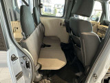 4ナンバー貨物車両ですが、リアシートにヘッドレストも装備されてしっかり使えます。