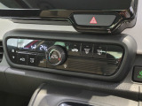 フルオートエアコンが装備されています!お好みの温度設定をするだけでエアコンの風量やモードの切り替えを自動でコントロールしてくれます!ユーザーの操作が少なく燃費走行にもつながります!