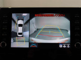 パノラミックビューモニター付きです。車両を上から見たような映像をモニター画面に表示。運転席からの目視では見にくい、車両周辺の状況をリアルタイムでしっかり確認できます。