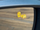 【ブラインドスポットモニタリング】走行中、ドアミラーの死角になりやすい箇所に後続車が接近するとサイドミラー付近に警告を表示、ドライバーに注意喚起をしてくれます。