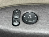 【電動格納ミラー】サイドミラーは電動格納式となっており、狭い駐車場でもキズがつくリスクを抑えられます。