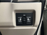 両側パワースライドドア付で、挟み込み防止機能によりお子様の乗り降りも安心!車内・車外のドアハンドルからはもちろんのこと運転席スイッチやリモコンキーからも開閉操作が可能で大変便利な装備となっております!