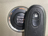 【キーレススタートシステム】カバンやポケットに入れたままでもドアの施錠・解錠が可能なスマートキーを装備。エンジンのオン・オフ時もカギを取り出す必要が無いからとっても便利です♪