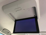 【フリップダウンモニター】大画面モニターで後席でもエンタメをお楽しみいただけます。小さなお子様にも大人気の装備です♪