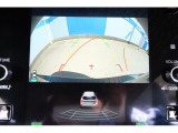 バックギアに入れるとバックカメラの映像がナビに映ります。障害物までの距離もわかりやすいです。