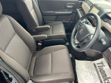 乗り心地の良いフロントシートです。足回りも広々としておりますので、長時間の運転も疲れづらいですよ。