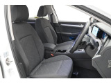 【フロントシート】少し硬めでほど良い大きさのVWのシートは、長時間、長距離運転でも疲れにくい作りになっております。さらにシートヒーターも装備しております。