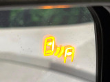【ブラインドスポットワーニング】走行中、ドアミラーの死角になりやすい箇所に後続車が接近するとサイドミラー付近に警告を表示、ドライバーに注意喚起をしてくれます。