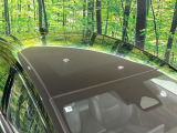【パノラマルーフ】大型のガラスルーフ搭載で車内の解放感が一気にアップ!開放的なドライブをお楽しみいただけます。