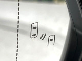 【ブラインドスポットモニター】走行中、ドアミラーの死角になりやすい箇所に後続車が接近するとサイドミラーのレンズに警告を表示!ドライバーに注意喚起をしてくれます。