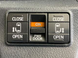 【両側パワースライドドア】スマートキーや運転席のスイッチで後席両側スライドドアの開閉が可能♪電動だから力を入れてドアを開ける必要が無く、小さなお子様でも簡単に開け閉めでき快適です♪