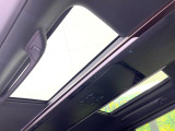 【左右独立ムーンルーフ】2列目左右席にそれぞれ配置されたガラスルーフ!日差しに合わせて片側だけシェードを閉めることも可能です!