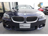 BMWの代名詞の【キドニーグリル】グリルが腎臓のように見えるので【キドニー】と呼ばれるようになりました。一目見ただけでBMWであると認識できる確固たるアイコンとして存在感を放ちます。
