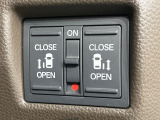 【両側パワースライドドア】スマートキーや運転席のスイッチで後席両側スライドドアの開閉が可能♪電動だから力を入れてドアを開ける必要が無く、小さなお子様でも簡単に開け閉めでき快適です♪