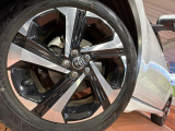 【純正17インチアルミホイール】外観にマッチした純正アルミホイールを装着しております。各種社外アルミホイールや、スタッドレスタイヤも取扱いしております。是非ご相談ください♪