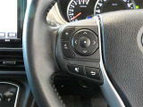 ステアリングスイッチ付き。前方から目を離すことなく操作することが可能です。