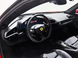 V6ターボエンジンと電動モーターを組み合わせたプラグインハイブリッドシステムを採用し、革新的な技術とフェラーリらしい走行性能を高次元で融合しています。