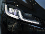 LEDシグネイチャーライト付きデジタルLEDヘッドライトが装着されて夜間走行が楽に運転が出来ます。