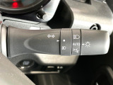 【オートライト】周りの明るさに応じて自動でヘッドライトの点灯・消灯ができる機能です!ライトの付け忘れ・消し忘れなどが無くなり、雨の日や夕方の走行も安心!トンネル通過時も便利ですね♪