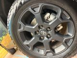 【グレード専用純正イ18インチアルミホイール】デザイン性の高い純正アルミホイールを装着しております。各種社外アルミホイールや、スタッドレスタイヤも取扱いしております。是非ご相談ください♪