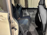 後部座席は足元広々でゆったりと乗れるスペースです♪