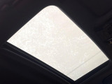 【サンルーフ】開放感たっぷりの希少装備、サンルーフが装着されています!車内に明かりを取り入れたり景色を楽しむ以外にも、車内の空気も簡単に換気できて快適です!