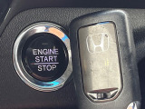 【Hondaスマートキー】カバンやポケットに入れたままでもドアの施錠・解錠が可能なスマートキーを装備。エンジンのオン・オフ時もカギを取り出す必要が無いからとっても便利です♪