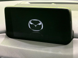 【マツダコネクトナビ】車内の雰囲気にマッチした一体型タイプのナビ。各種車輌設定やBluetooth再生等、様々な機能が楽しめます。直感的なダイヤル操作が可能で、使い勝手も良好です。