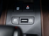 エンジンとモーター2つのパワー源を持つハイブリッドならではの装備。EVスイッチを押すとモーターのみの走行が出来ますよ。 モーターのみの駆動なので静かです。