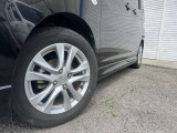 【純正ホイール】外観にマッチした純正アルミホイールを装着しております。