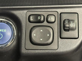 【電動格納ミラー】狭路の通行時や狭い場所に停車させるときに活躍する装備ですね。ボタン一つでドアミラーが格納されます。