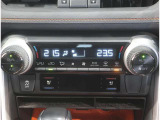 左右独立温度コントロールフルオートエアコンです。運転席、助手席それぞれで独立して温度設定ができます。冷え性の方が乗っても安心ですね♪