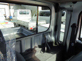 運転席はこちらです。プライベートな車内なのでリラックスできる空間を。