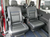 2列目は左右独立シート!リクライニングが可能で快適です。セカンドシートにもシートヒーターが付いています。